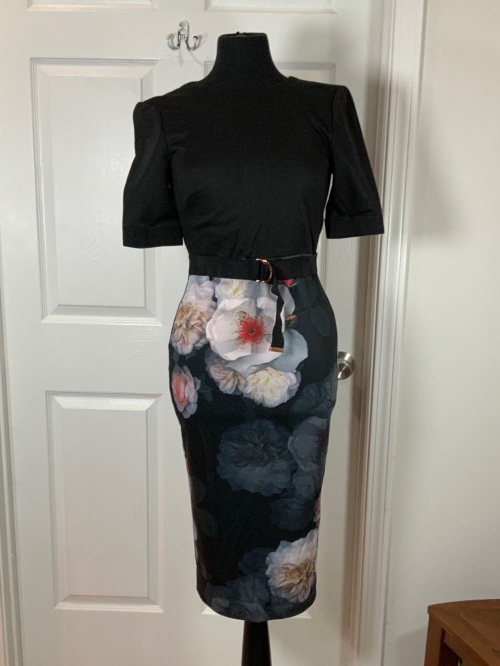 Ted Baker Masason Chelsea Floral Black Bodycon Belted Sheath Midi Dress Size 1 - Picture 10 of 10